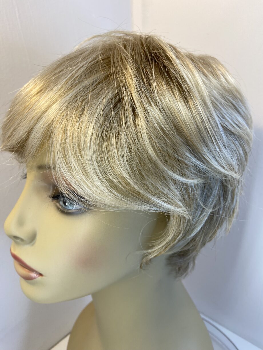 Blonde new short wig. Blsw702