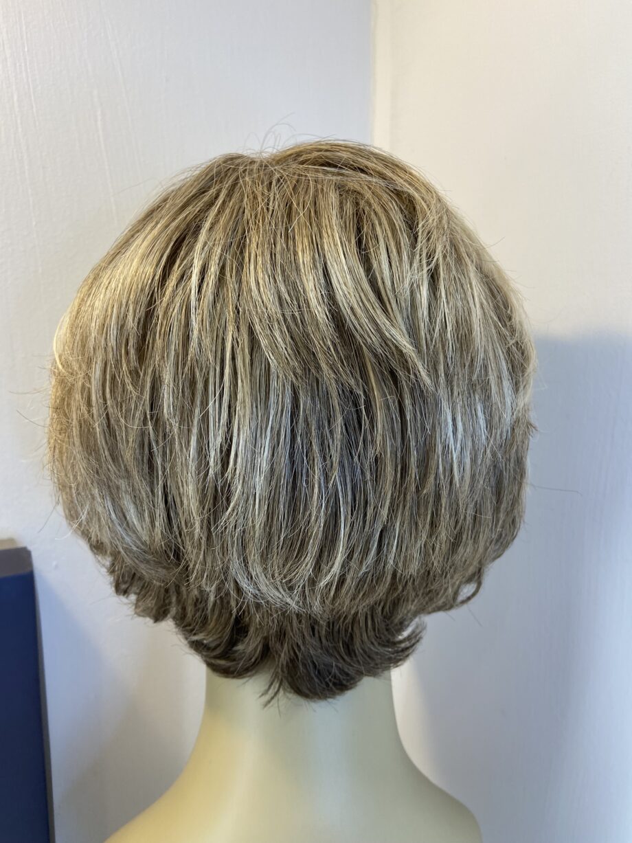 Short brown/blonde wig. Bblss807