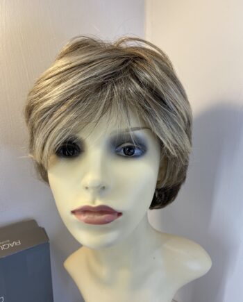 Short blonde/brown wig. Bbrss808