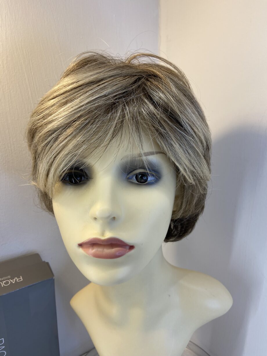 Short blonde/brown wig. Bbrss808