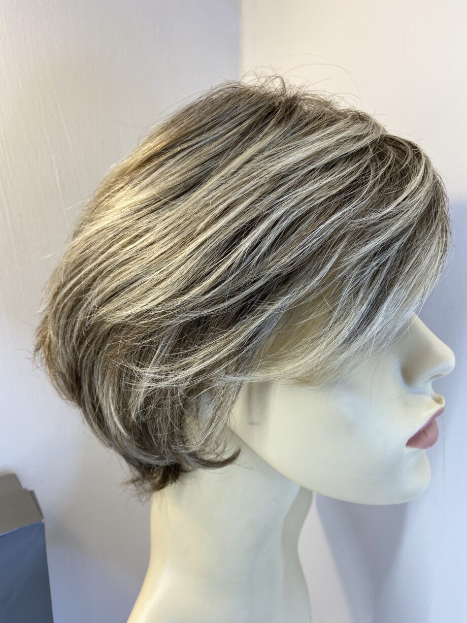 Short blonde/brown wig. Bbrss808