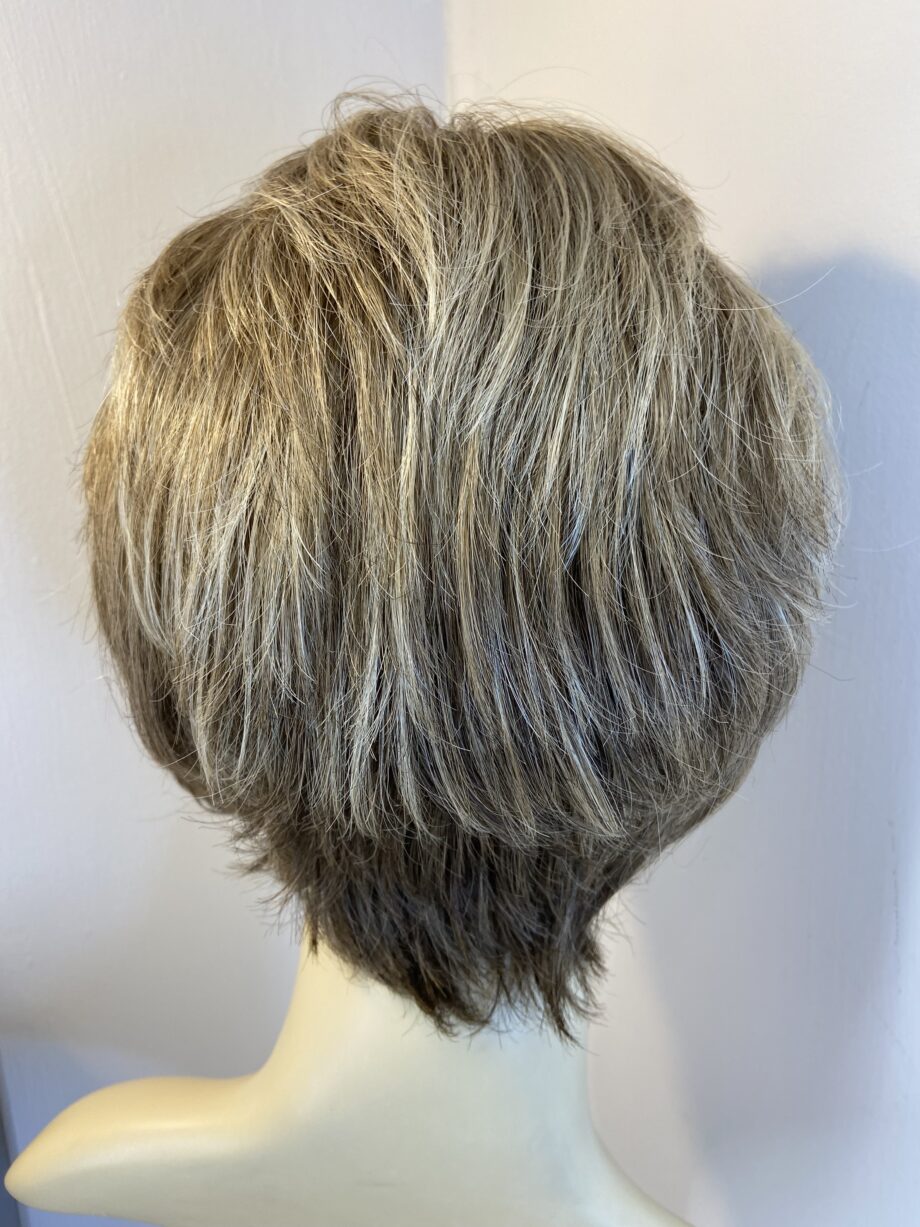 Short blonde/brown wig. Bbrss808