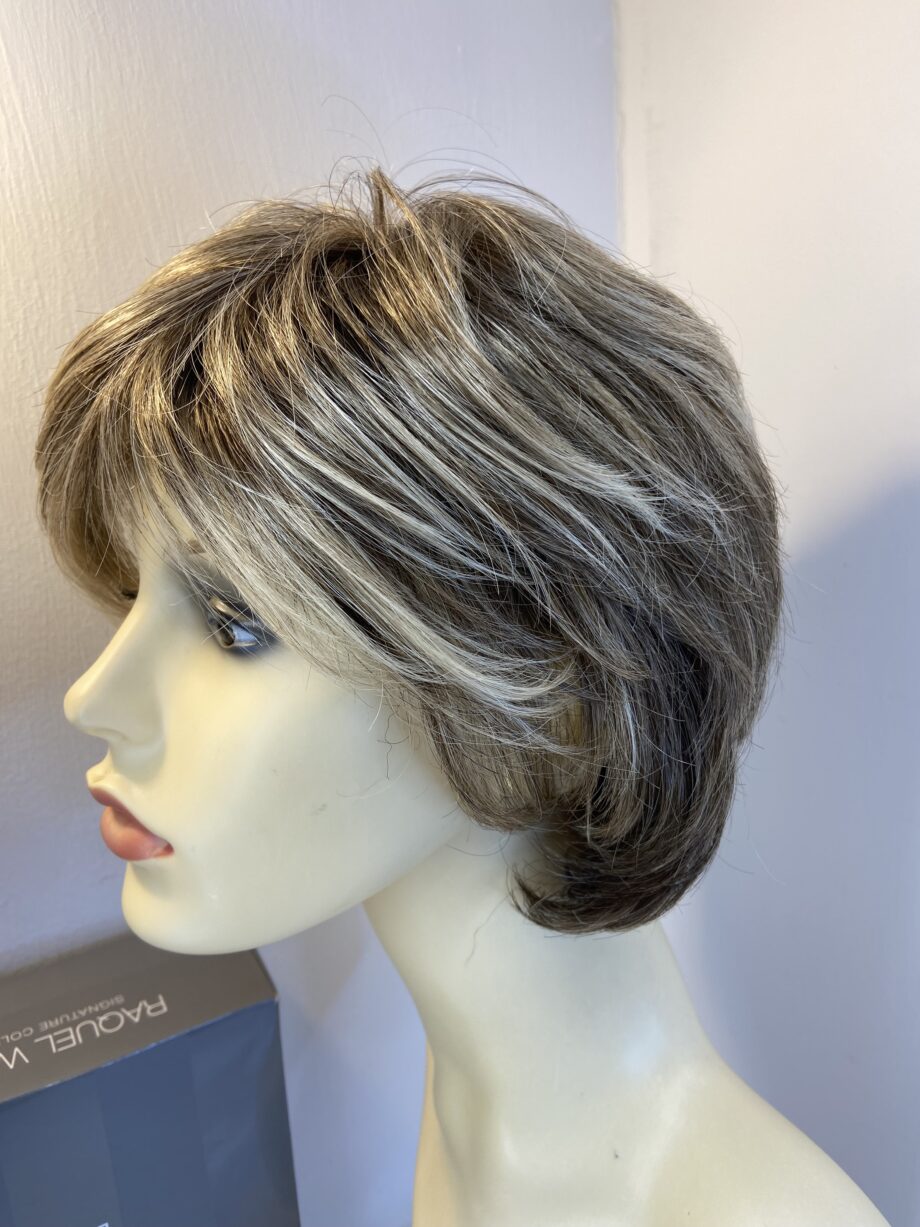 Short blonde/brown wig. Bbrss808