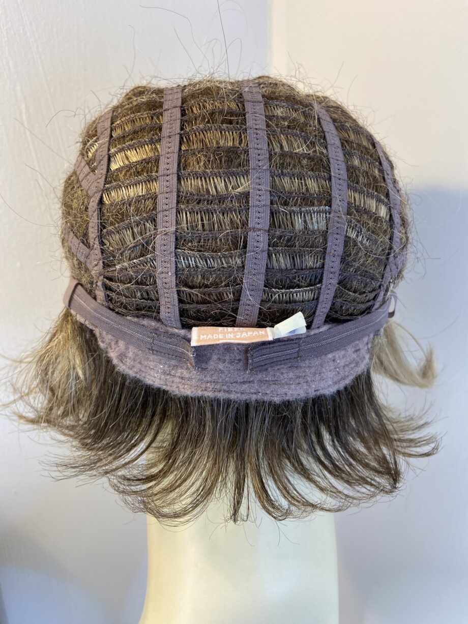 Short blonde/brown wig. Bbrss808