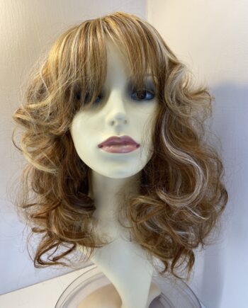 Stunning new long wavy blonde honey wig. Rlc703