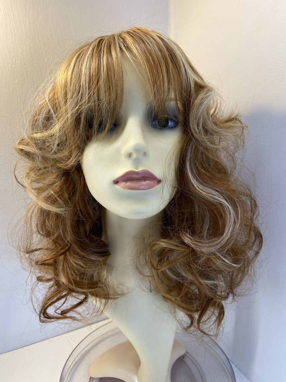 Stunning new long wavy blonde honey wig. Rlc703