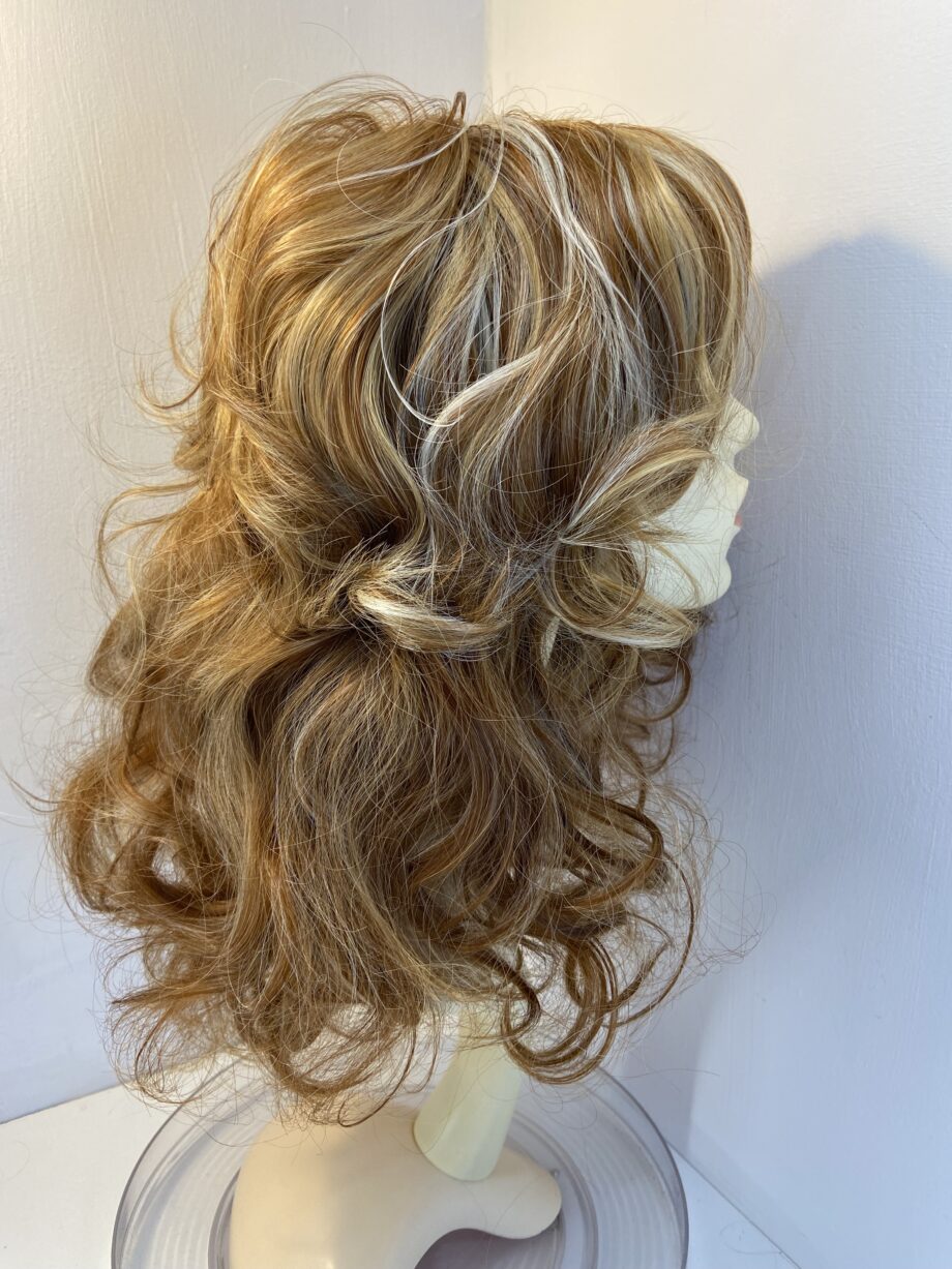 Stunning new long wavy blonde honey wig. Rlc703