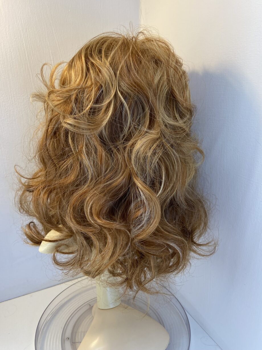 Stunning new long wavy blonde honey wig. Rlc703