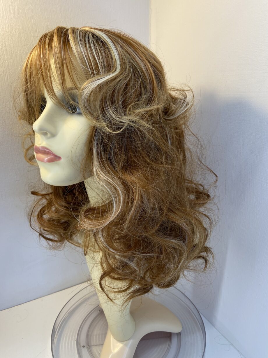 Stunning new long wavy blonde honey wig. Rlc703