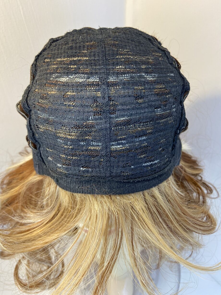 Stunning new long wavy blonde honey wig. Rlc703