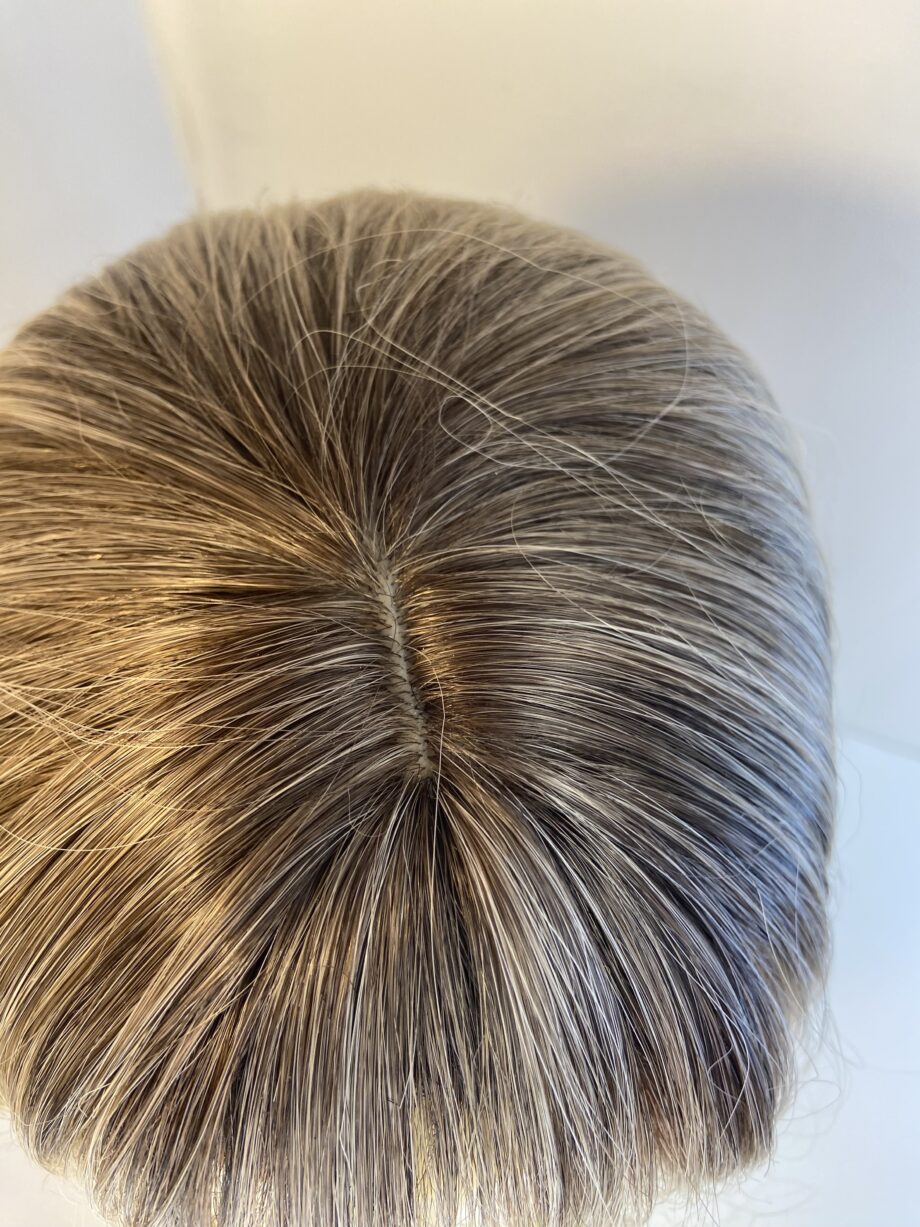 Extra long rooted blonde wig. Blls533