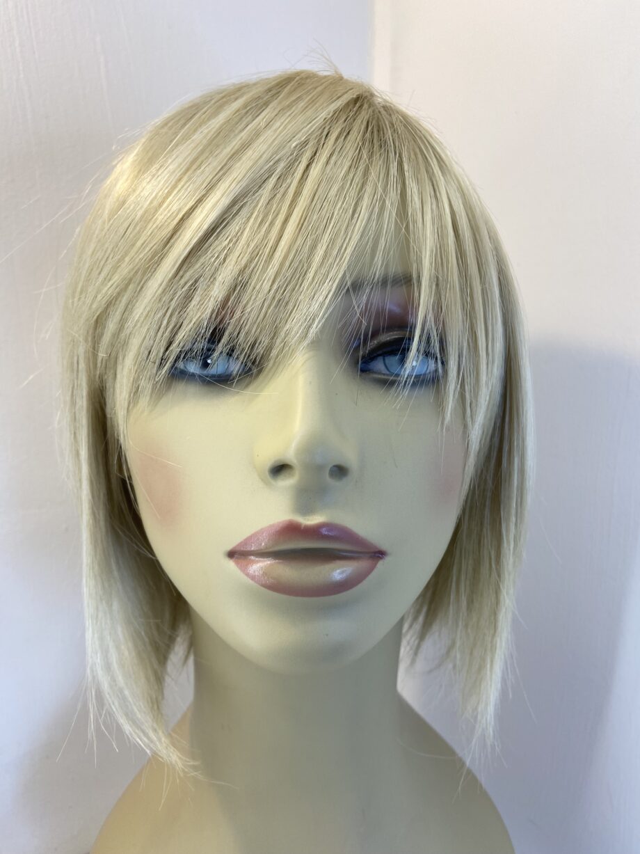 Lovely blonde silky wig. Blms534