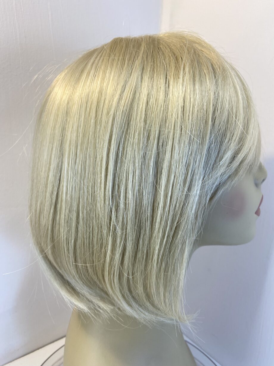 Lovely blonde silky wig. Blms534