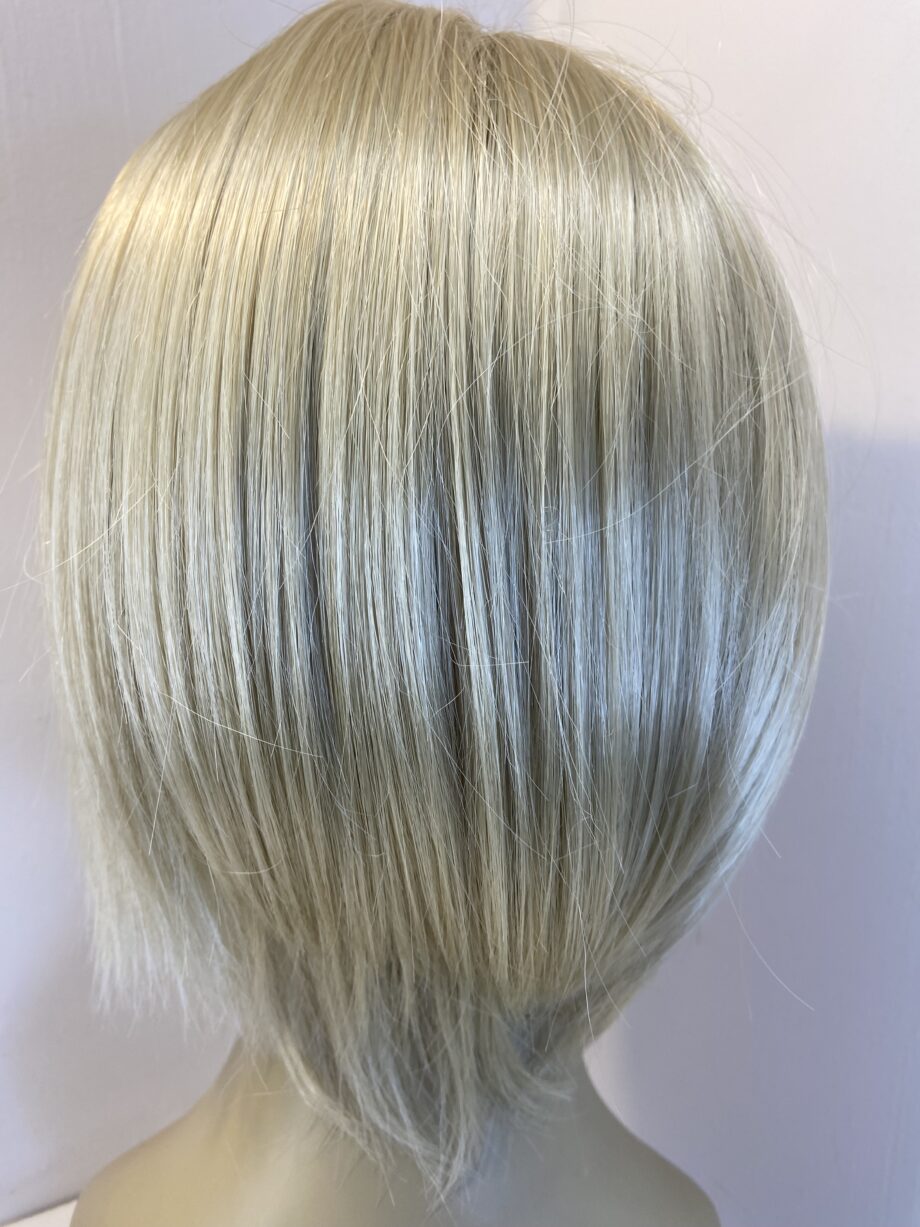Lovely blonde silky wig. Blms534