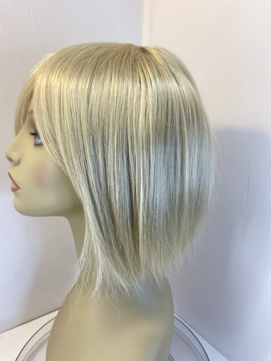 Lovely blonde silky wig. Blms534