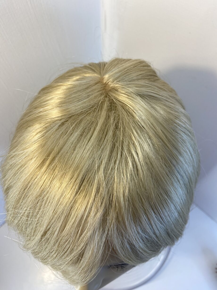 Lovely blonde silky wig. Blms534