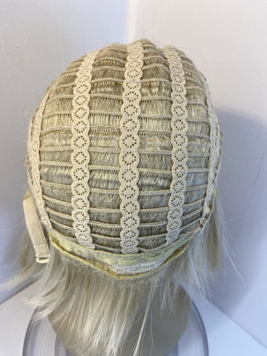 Lovely blonde silky wig. Blms534