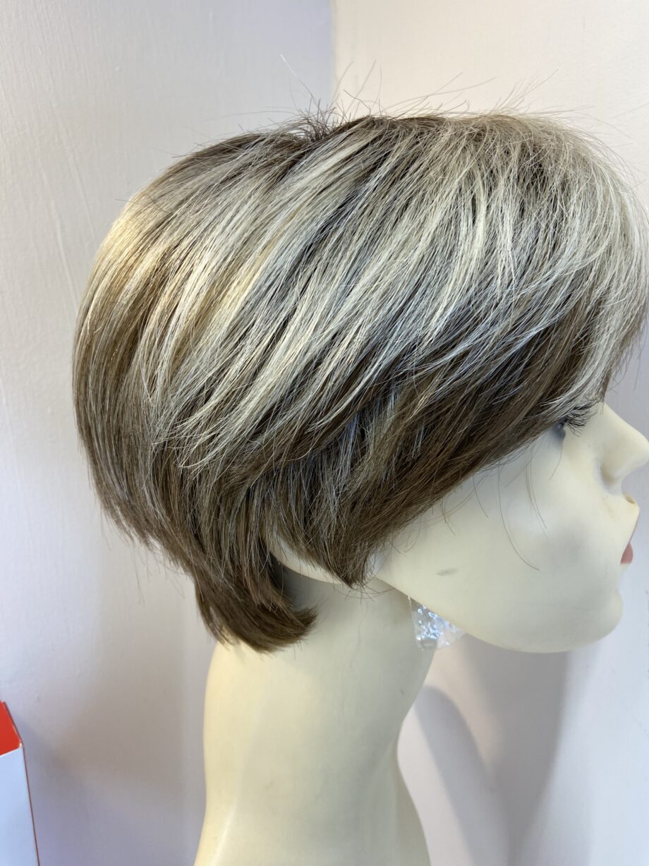 Short brown / blonde wig. Bblss818