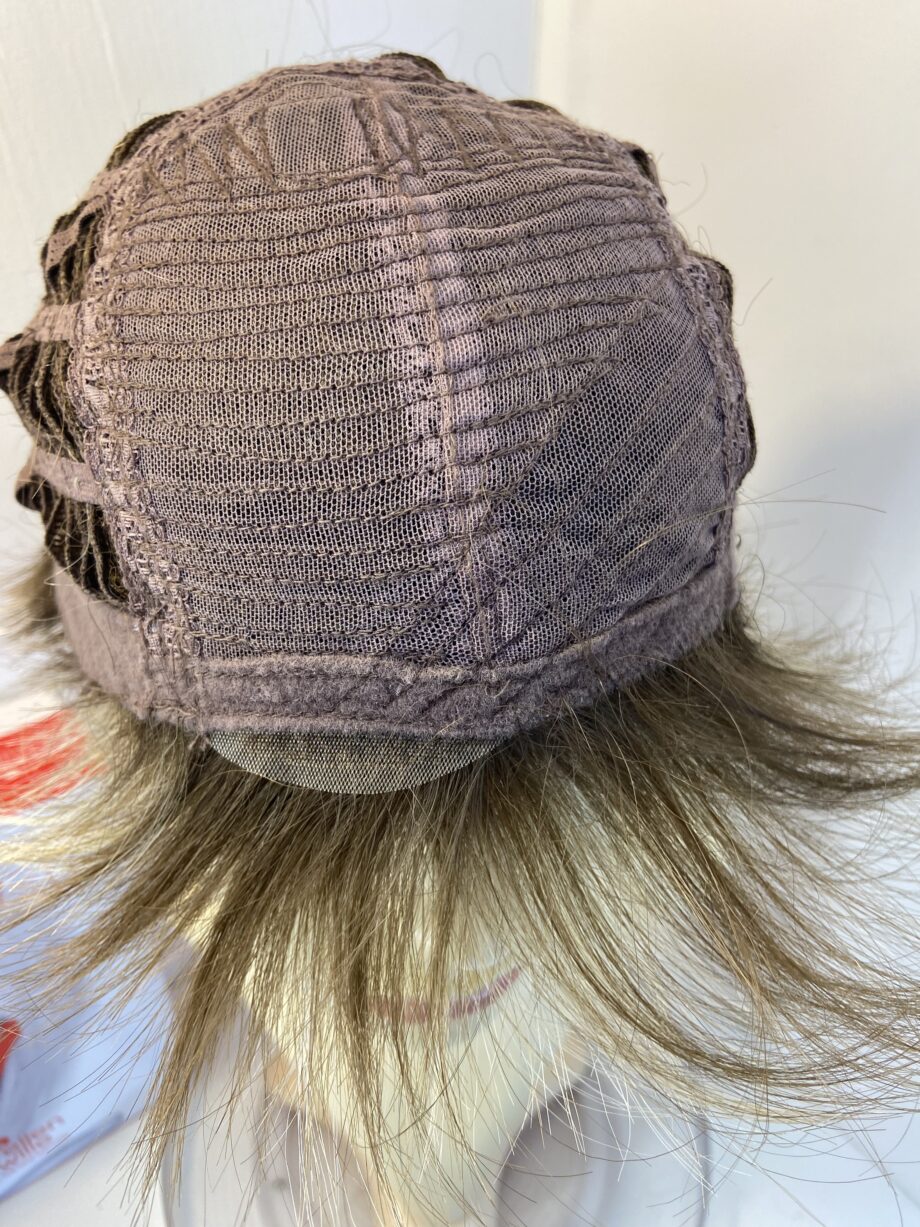 Short brown / blonde wig. Bblss818