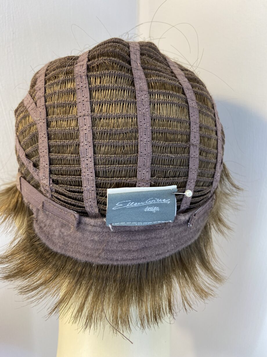 Short brown / blonde wig. Bblss818
