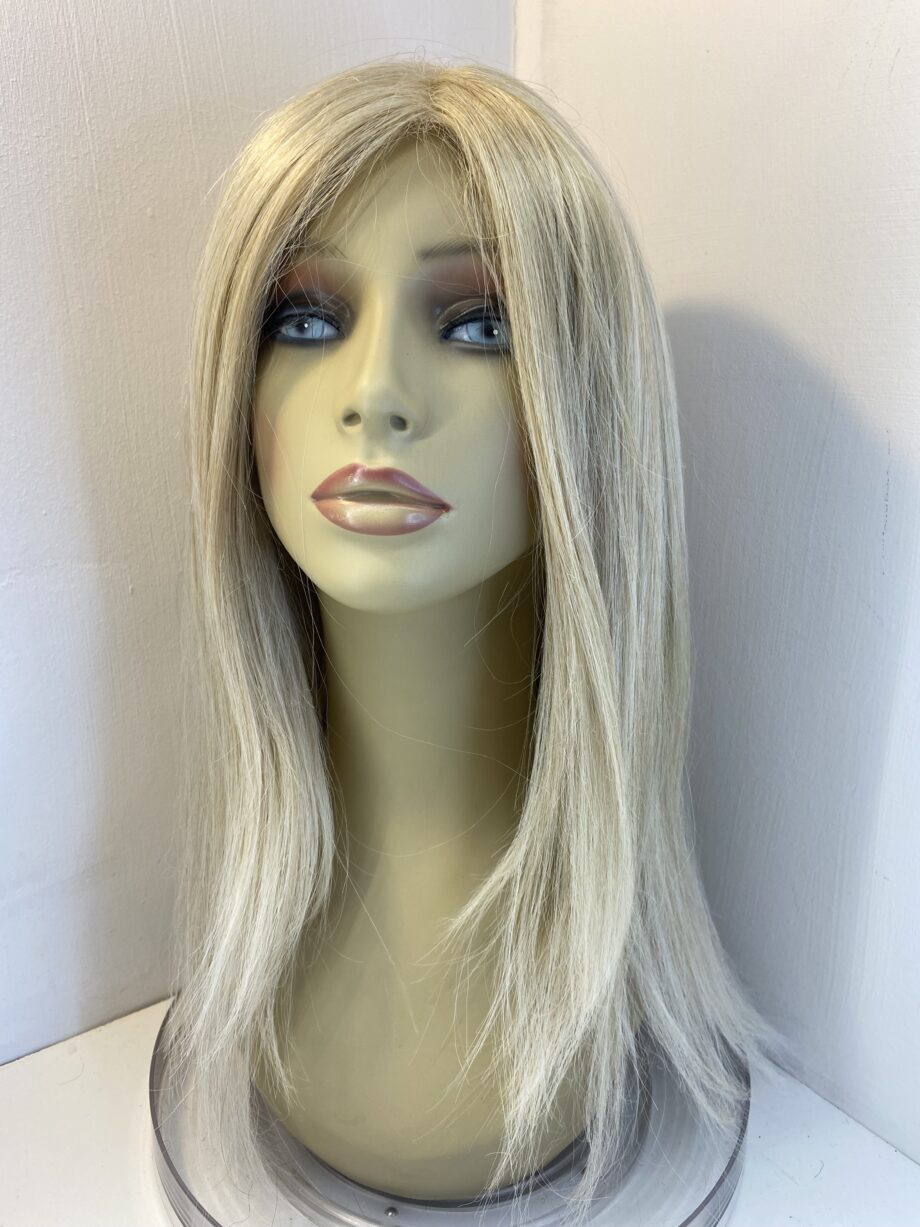 Extra long blonde wig. Blls708