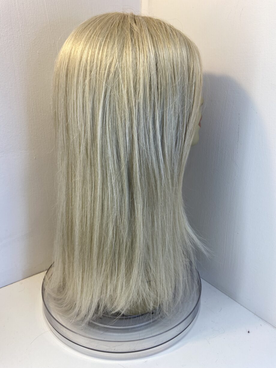 Extra long blonde wig. Blls708