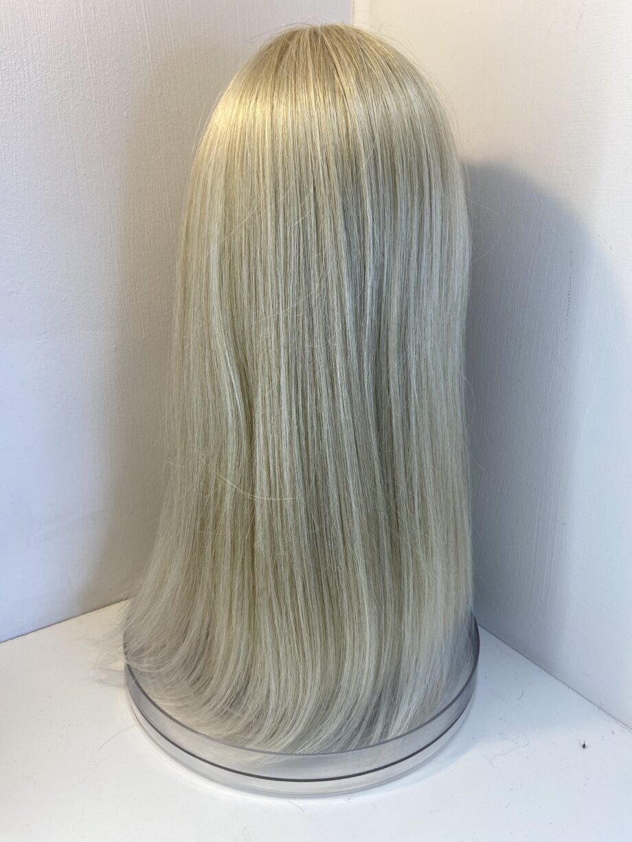 Extra long blonde wig. Blls708