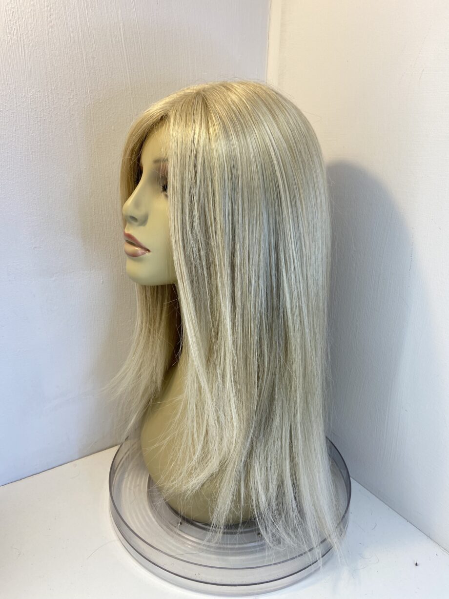 Extra long blonde wig. Blls708