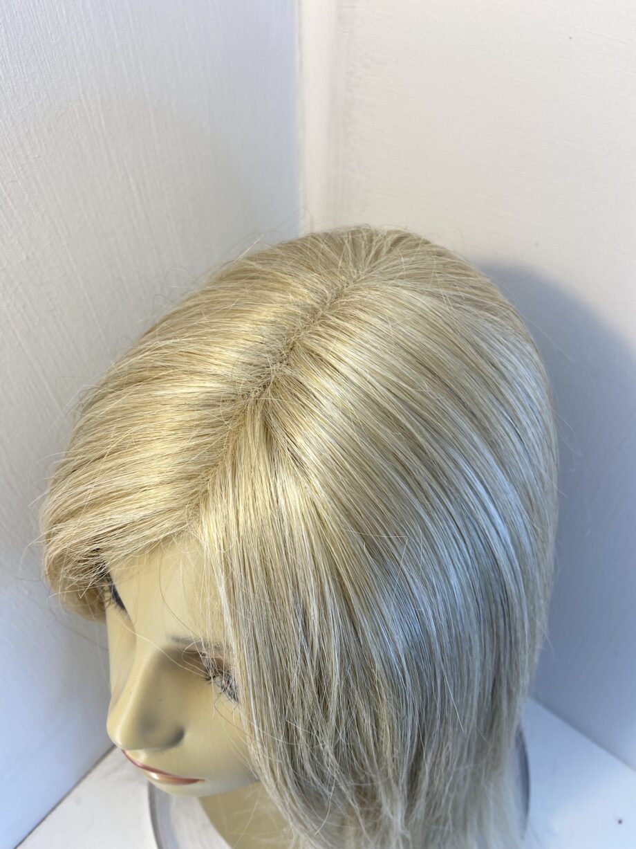Extra long blonde wig. Blls708