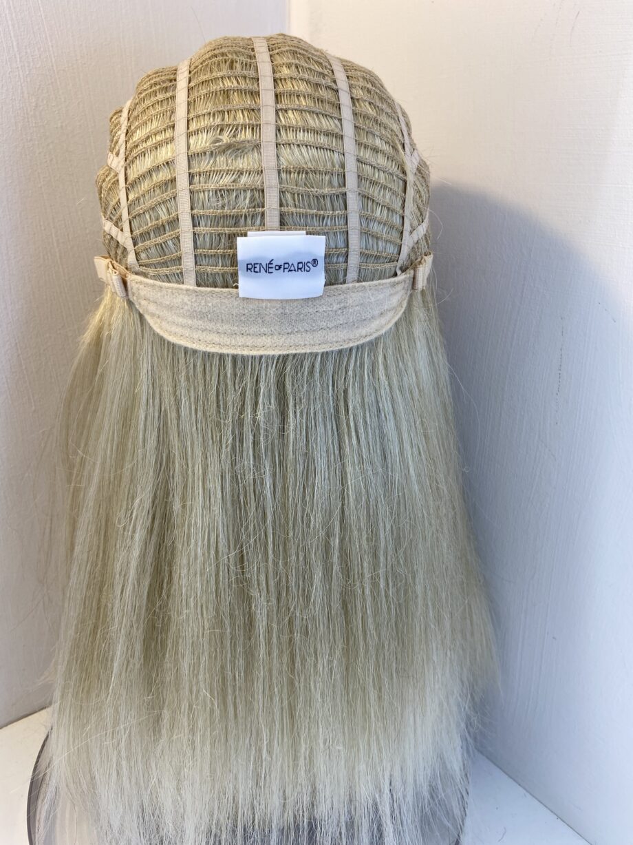 Extra long blonde wig. Blls708