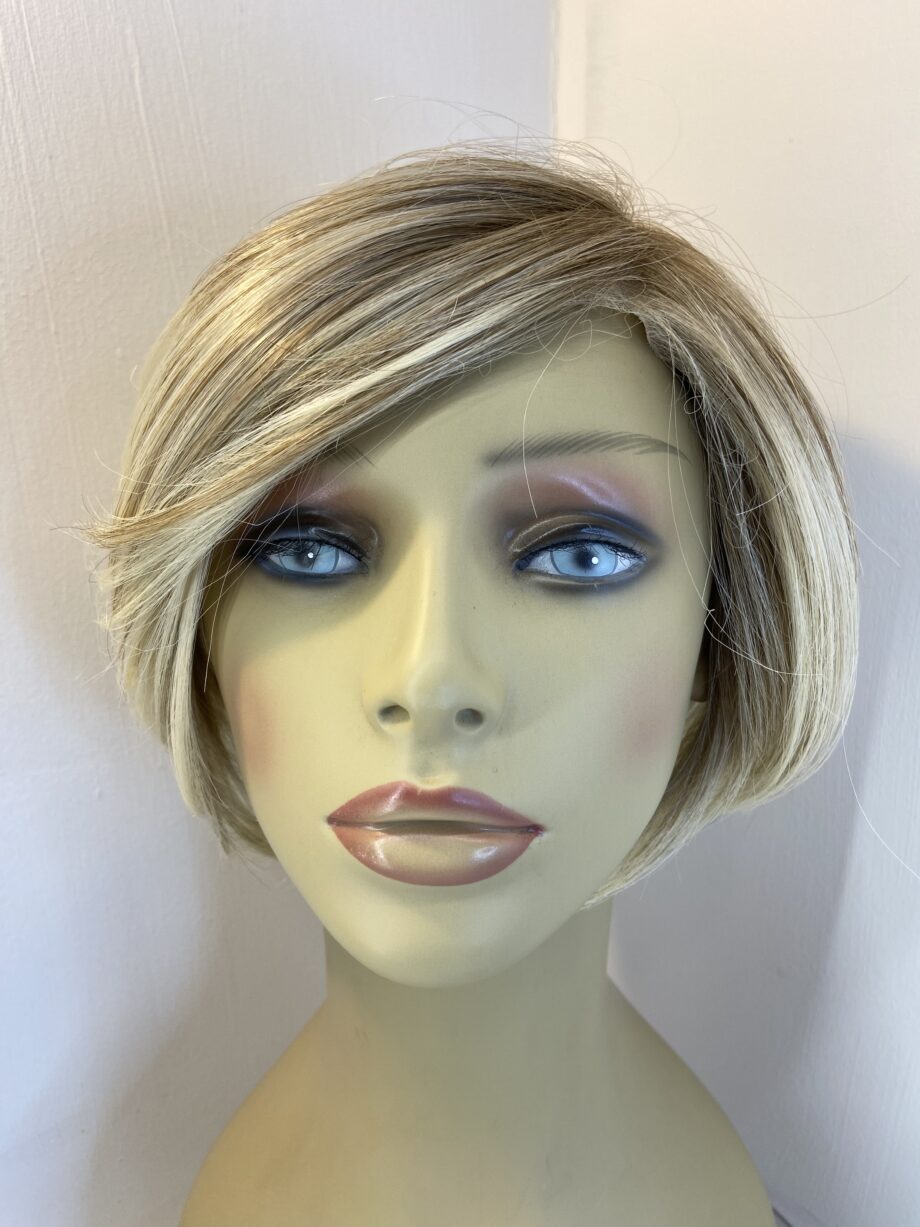 Beautiful blonde short wig. Blss709