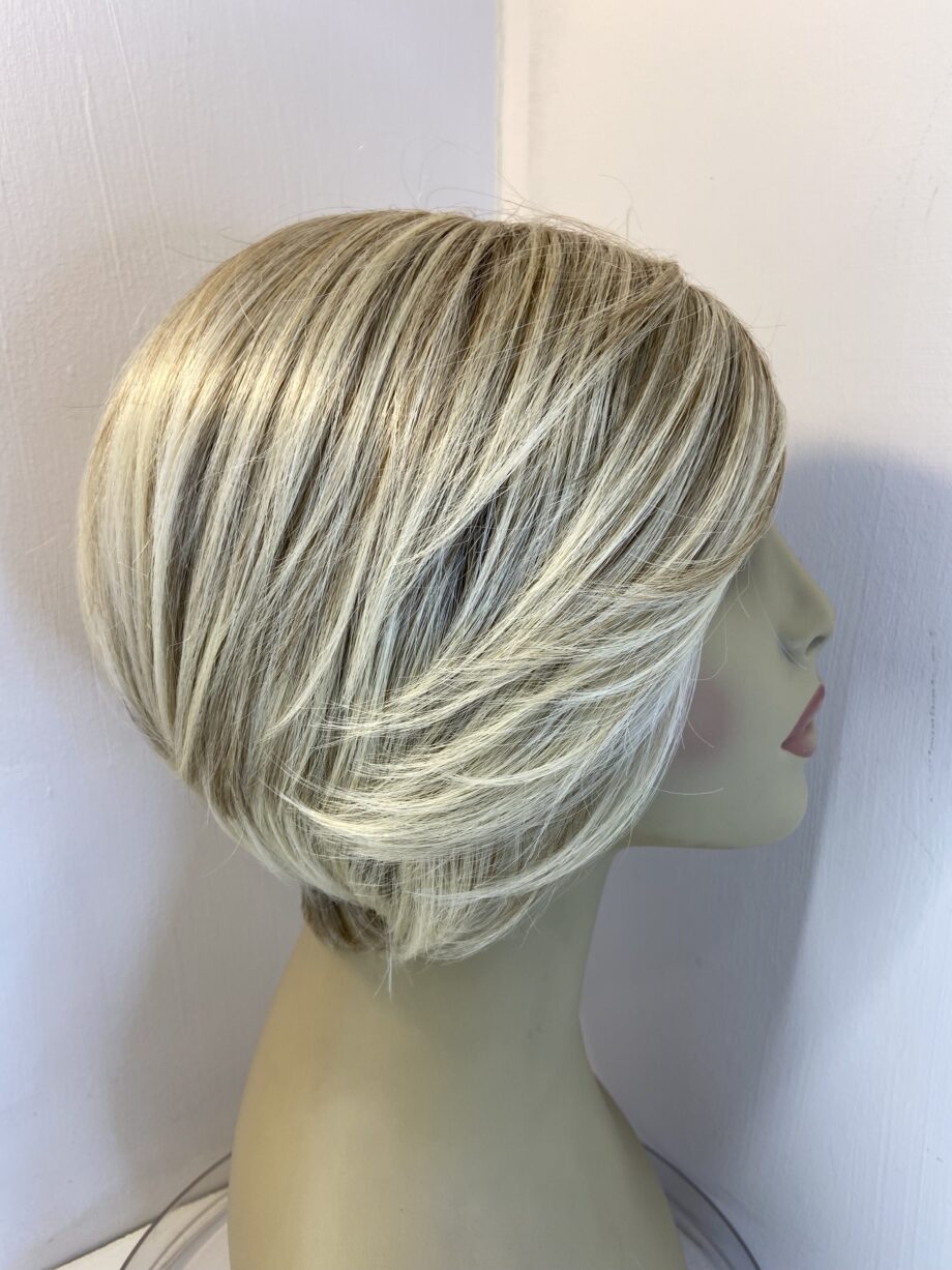 Beautiful blonde short wig. Blss709