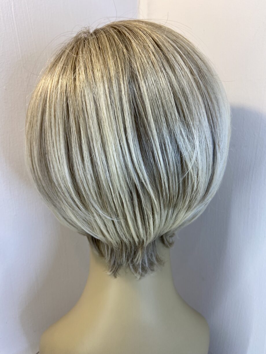 Beautiful blonde short wig. Blss709