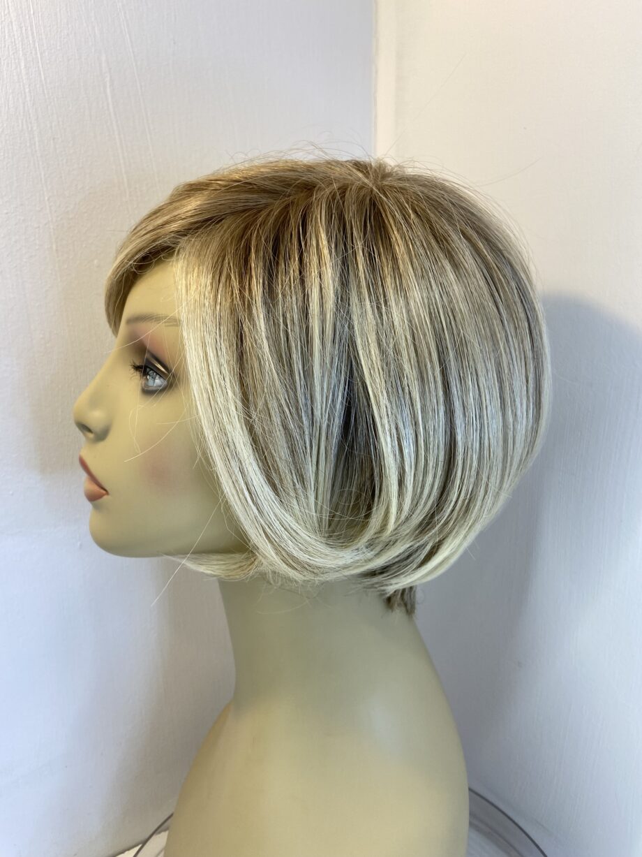 Beautiful blonde short wig. Blss709