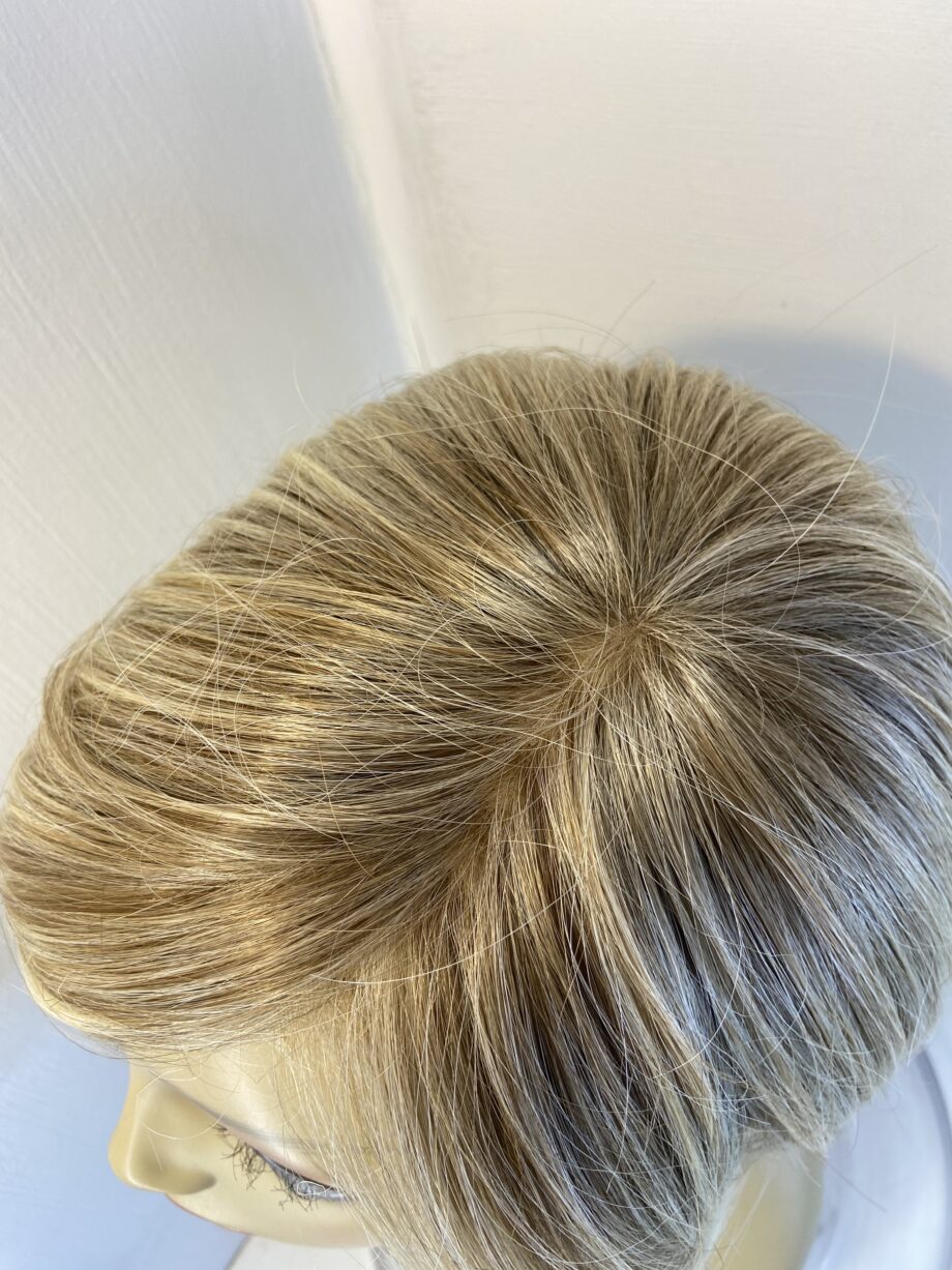 Beautiful blonde short wig. Blss709