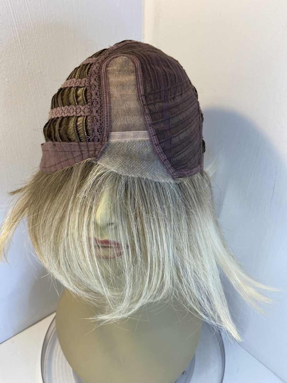 Beautiful blonde short wig. Blss709