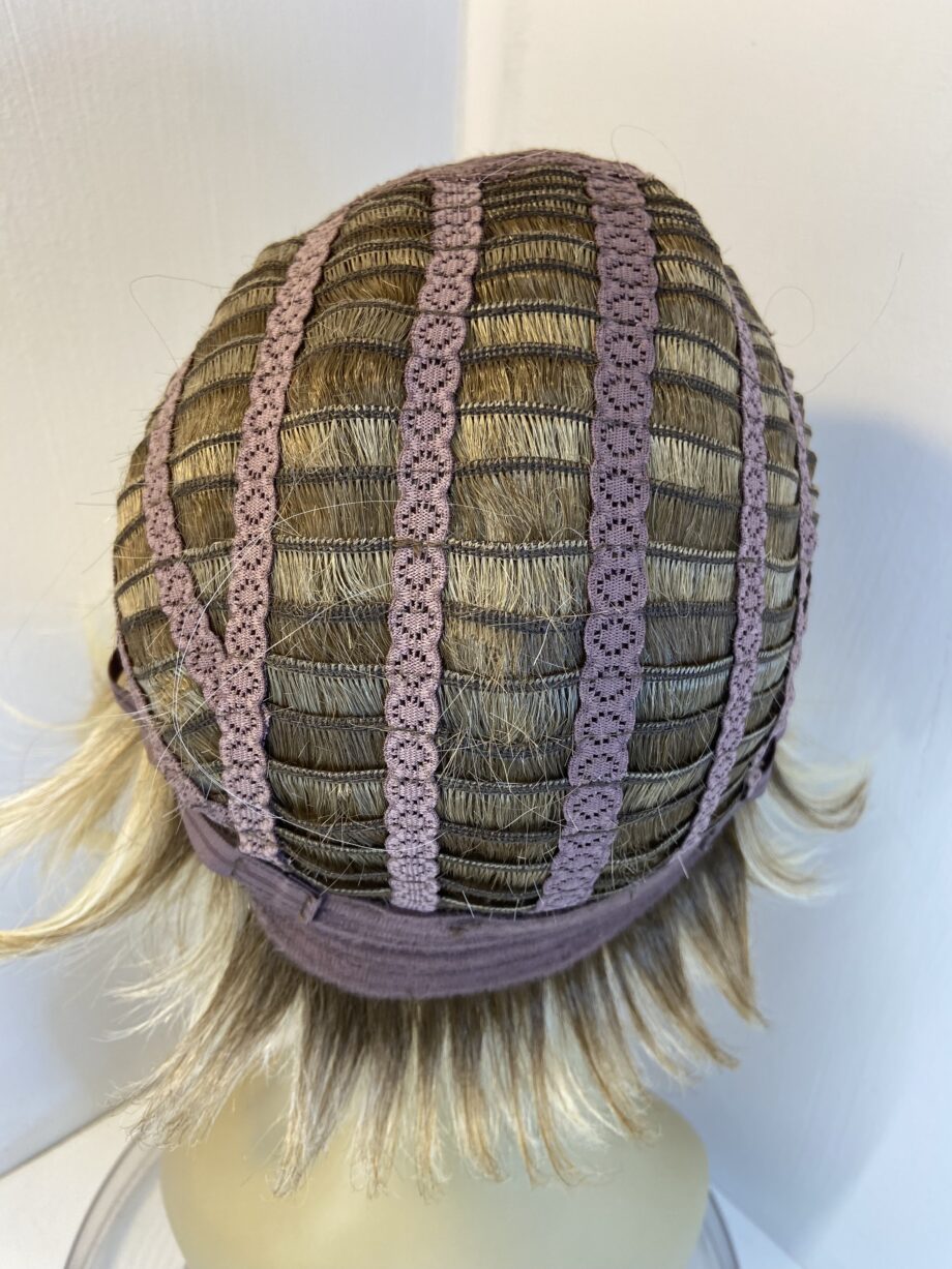 Beautiful blonde short wig. Blss709