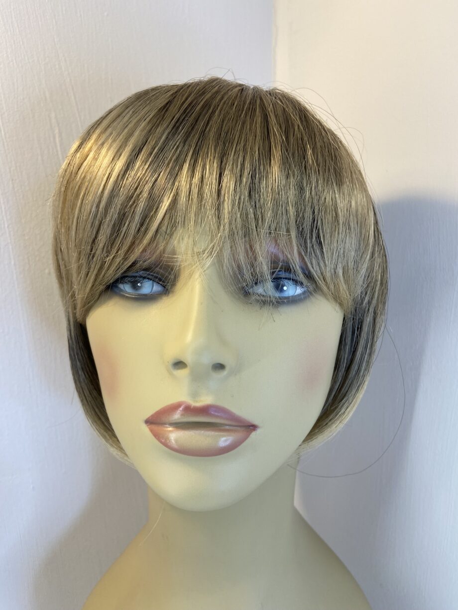 Shiny blonde short new wig. Blms153