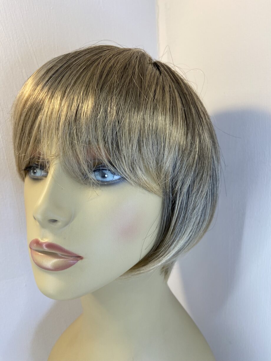 Shiny blonde short new wig. Blms153