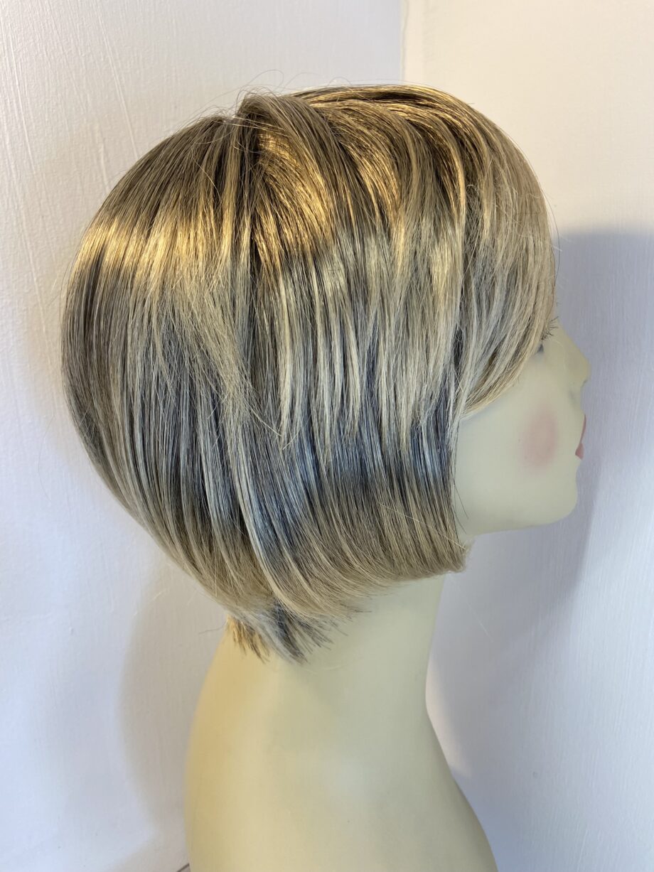 Shiny blonde short new wig. Blms153