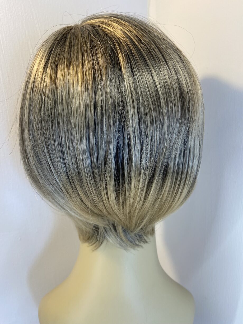 Shiny blonde short new wig. Blms153