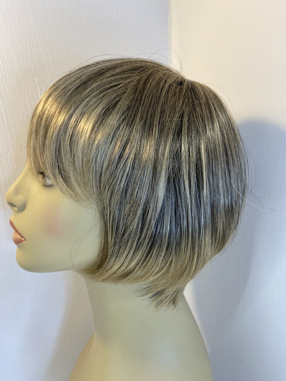 Shiny blonde short new wig. Blms153