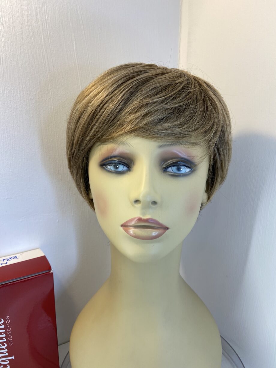 Lively Light brown blonde short wig. Bbrss825