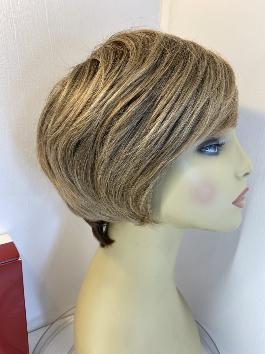 Lively Light brown blonde short wig. Bbrss825