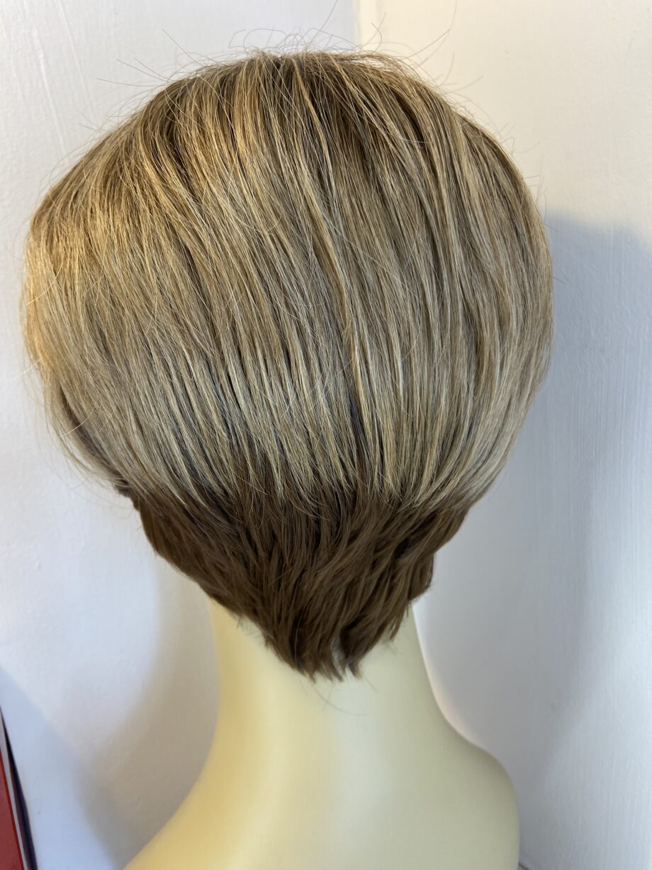 Lively Light brown blonde short wig. Bbrss825