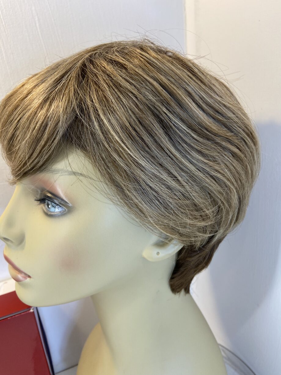 Lively Light brown blonde short wig. Bbrss825