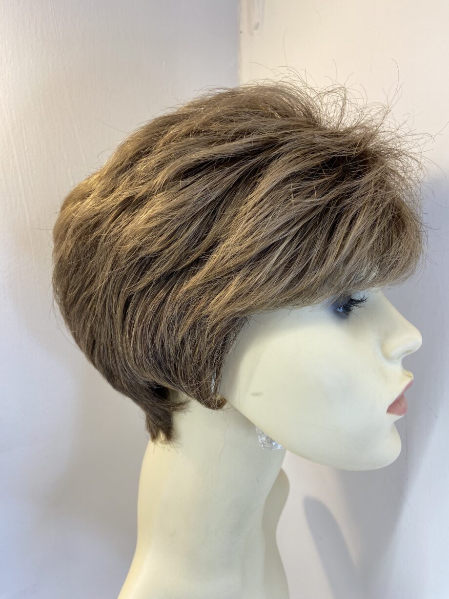 Noriko short brown wig. Brss155