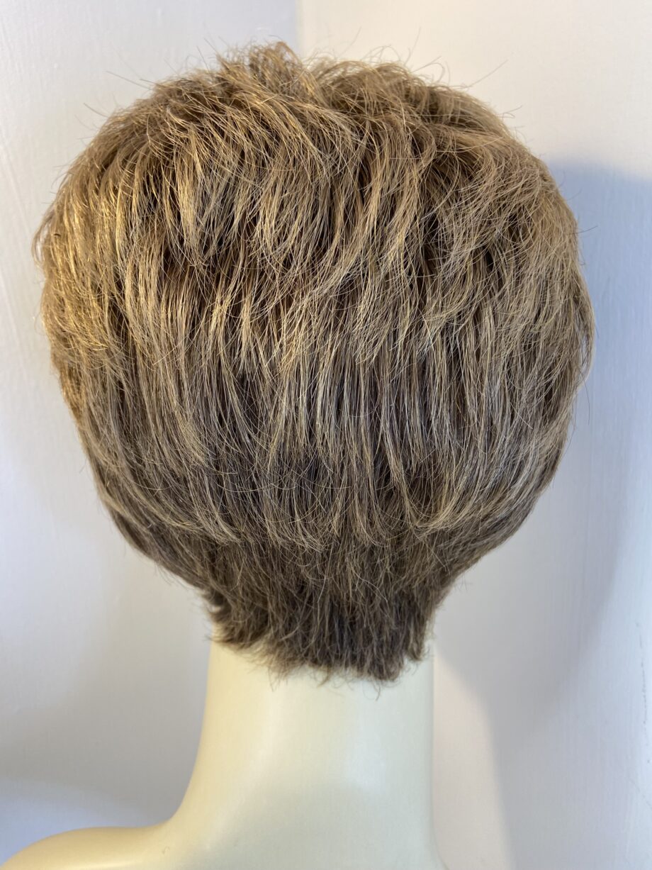 Noriko short brown wig. Brss155