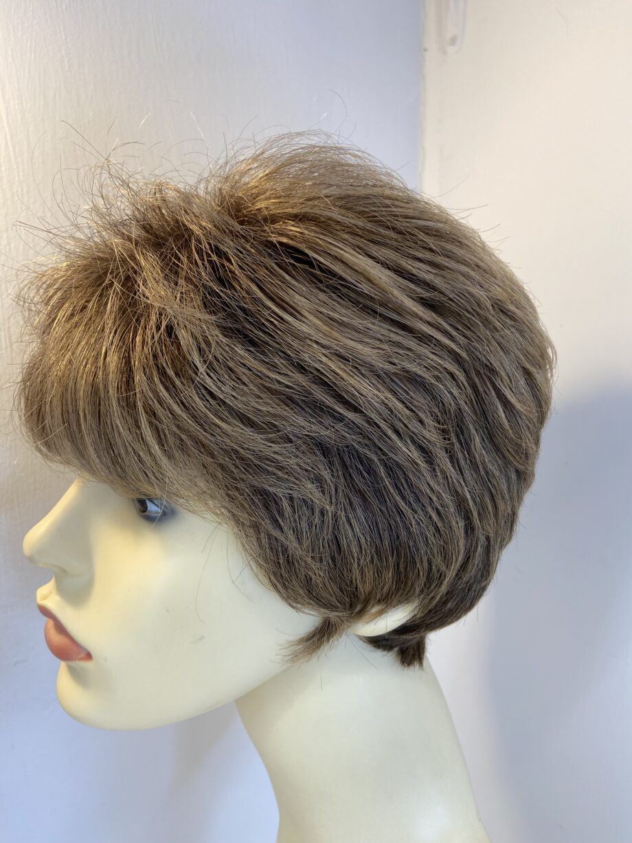 Noriko short brown wig. Brss155