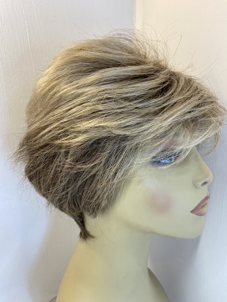New blonde short wig. Blsw156